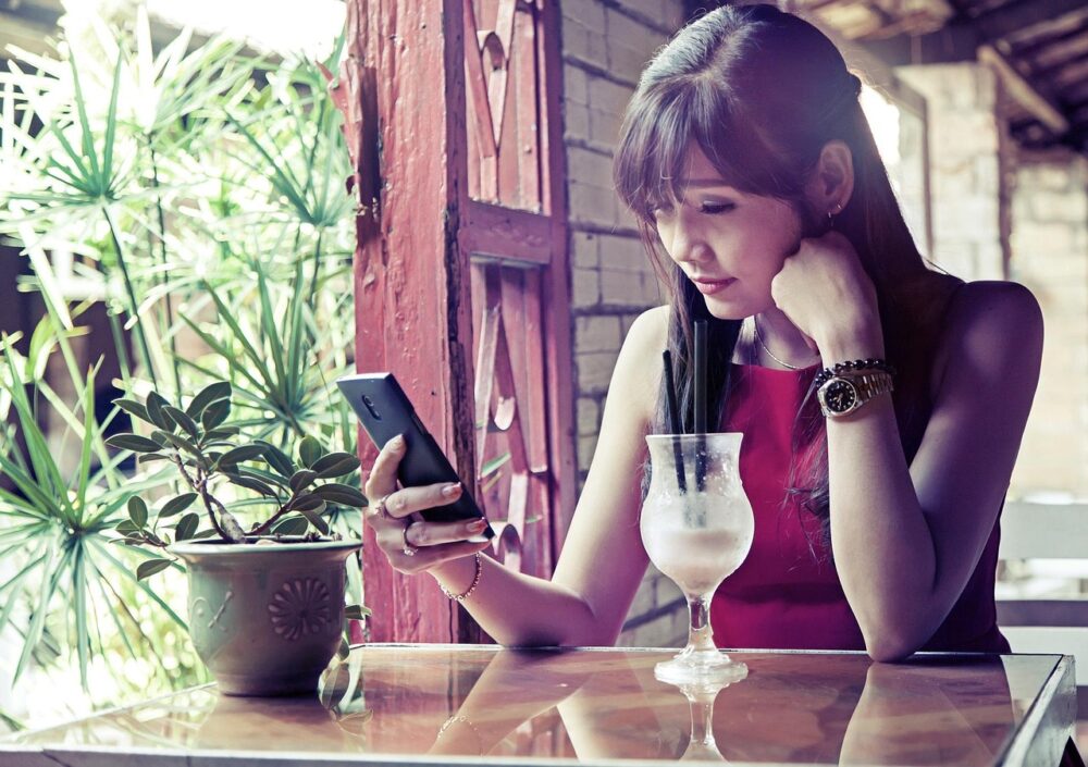 SNSなどで他人と比べて落ち込んでいる人のイメージ